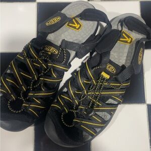 Keen men’s EUC size 10 Black and Yellow Outdoor hiking water Sandals